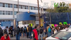 Estalla protesta estudiantil en la facultad de comercio de la UASLP; cierran instalaciones