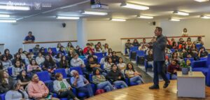 Especialista llama a revisar las barreras que persisten en la educación inclusiva, durante conferencia en la UASLP