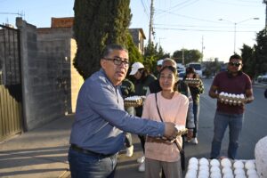 Alcalde Juan Manuel Navarro lleva entrega de huevo casa por casa