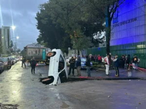 Auto cae en excavación por obras de drenaje en Tlatelolco; conductor sale ileso