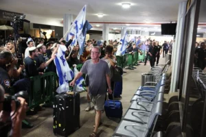 Emiratos indaga posible vínculo terrorista tras incidente de avión rumbo a Israel