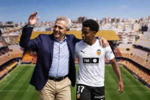 Javier Aguirre ya tiene a su Sergio ‘Kun’ Agüero en el Valencia