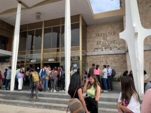Se manifiestan en Derecho de la UASLP; denuncian destitución y sanción a docente