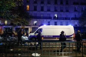 Francia prolonga los toques de queda y anuncia más apoyos para negocios saqueados