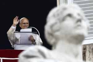 León XIV retoma el rezo del Ángelus en el Vaticano tras su operación pulmonar