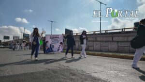 Inicia marcha pacífica de Trabajadores de Salud; toman carretera a Matehuala rumbo a IMSS-Bienestar