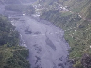 Inundación repentina en Nepal arrasa un pueblo y deja cinco personas desaparecidas