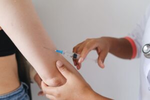 La CCINSHAE inicia Campaña de Vacunación Invernal 2026-2027 para proteger al personal de salud