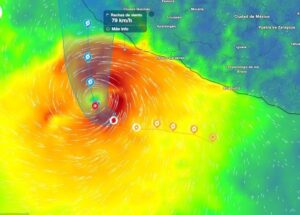 Huracán “Simon” se eleva a cat. 1 provoca lluvias torrenciales y oleaje elevado en el Pacífico mexicano